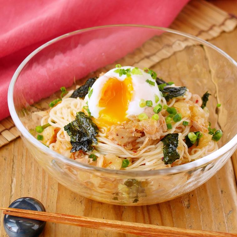 透明の深皿に盛りつけられた旨辛ツナキムチのそうめんつゆ