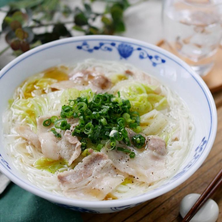 白の青い模様の皿に盛りつけられた豚バラ肉と白菜のやさしい温そうめん