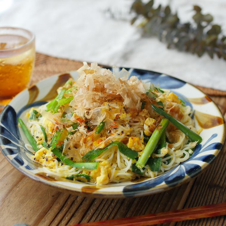 青と茶のやむちん皿に盛りつけられたにらたまそうめんチャンプルー