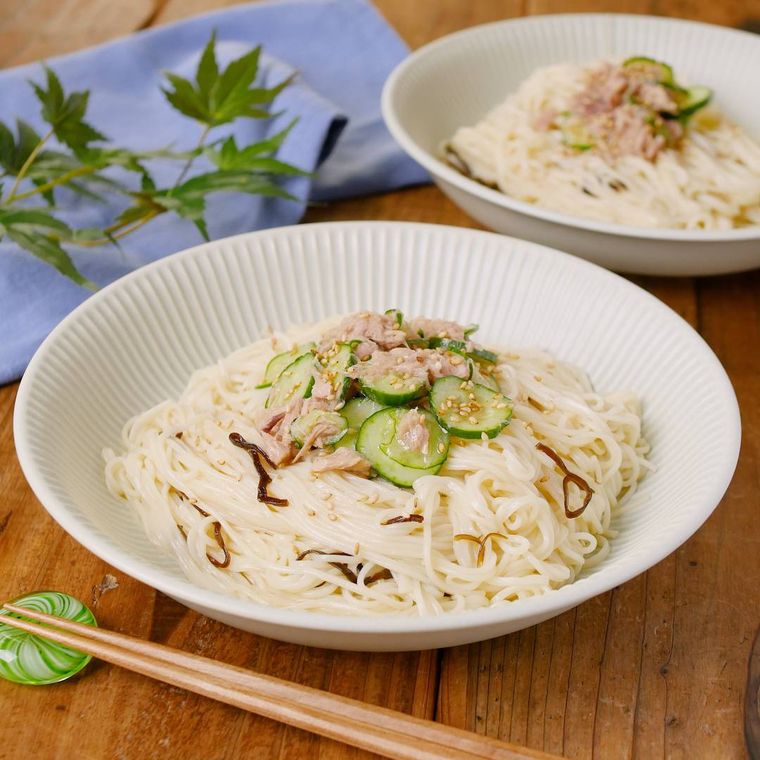 白い丸皿に盛りつけられたツナときゅうりの塩こんぶそうめん