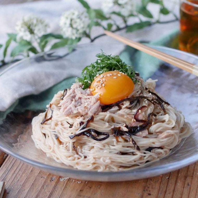 透明の皿に盛りつけられたツナと塩こんぶのめんつゆそうめん