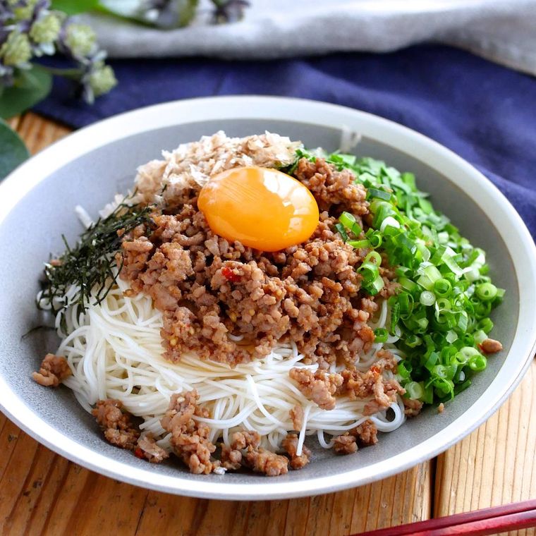 白の縁の灰色の皿に盛りつけられたにんにく香る台湾混ぜそば風そうめん