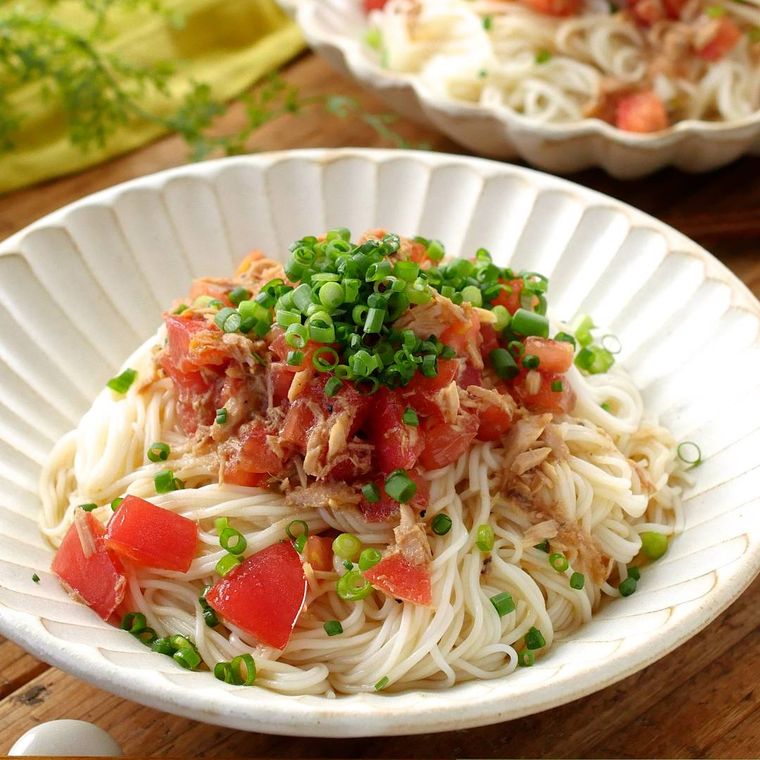 白い深皿に盛りつけられたトマトとツナのめんつゆ混ぜそうめん
