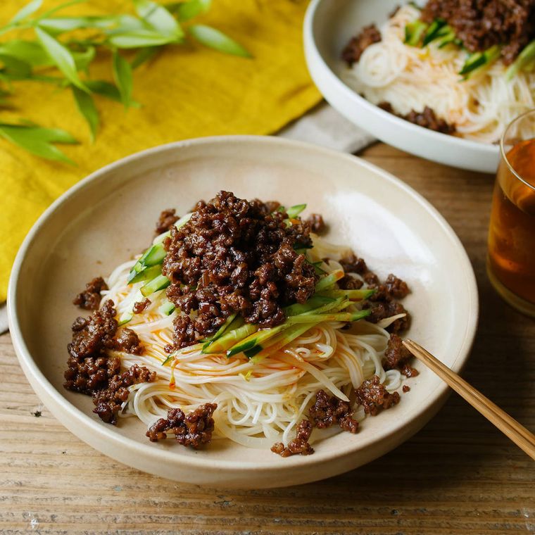 茶色の皿の盛りつけられた肉みそ絡むアレンジじゃじゃそうめん