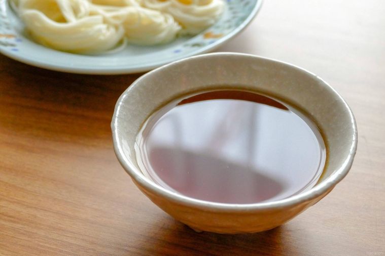そうめんつゆとそうめんが置かれているテーブル