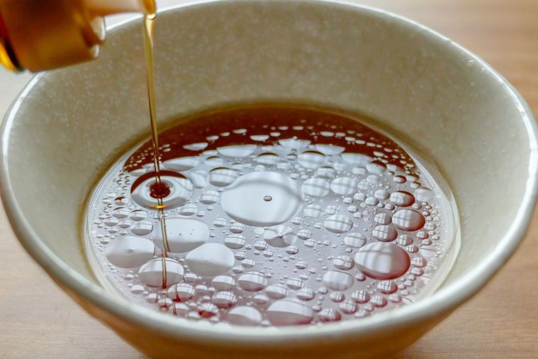 そうめんつゆにごま油を加える様子