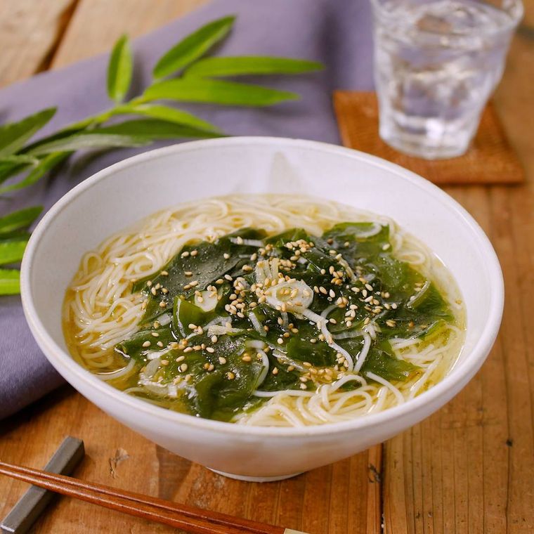 白の深皿に盛りつけられた鶏ガラスープの素でわかめの中華風温そうめん
