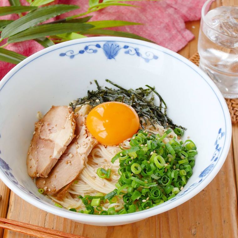 白に青い模様の皿に盛りつけられた鶏ガラスープの素でがっつり油そば風そうめん