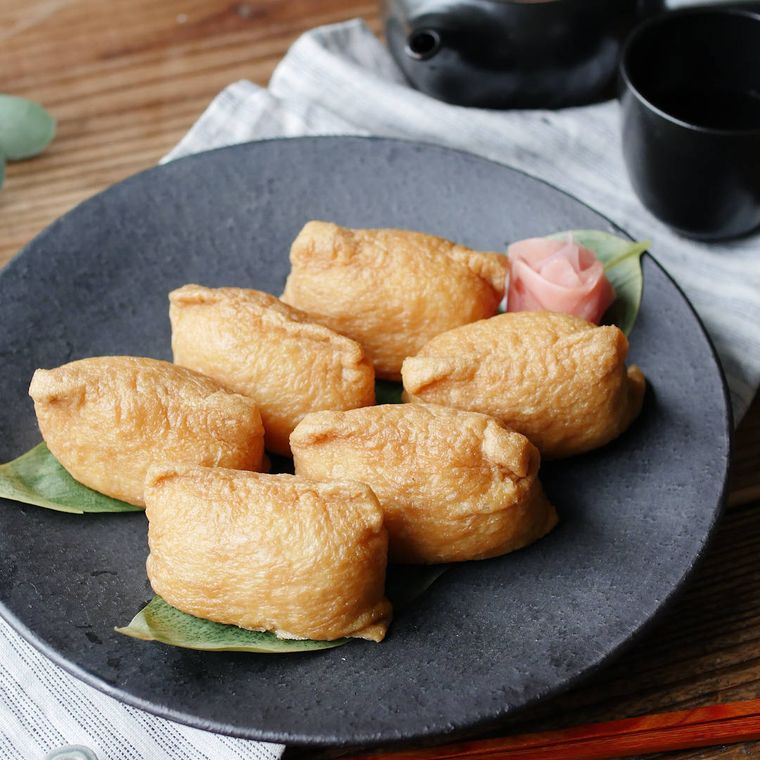 皿に盛られたいなり寿司