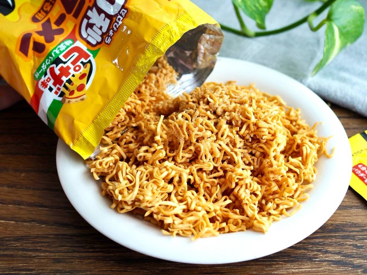 振って、砕いて、味変して。日清「0秒チキンラーメン」新作ピザ味は