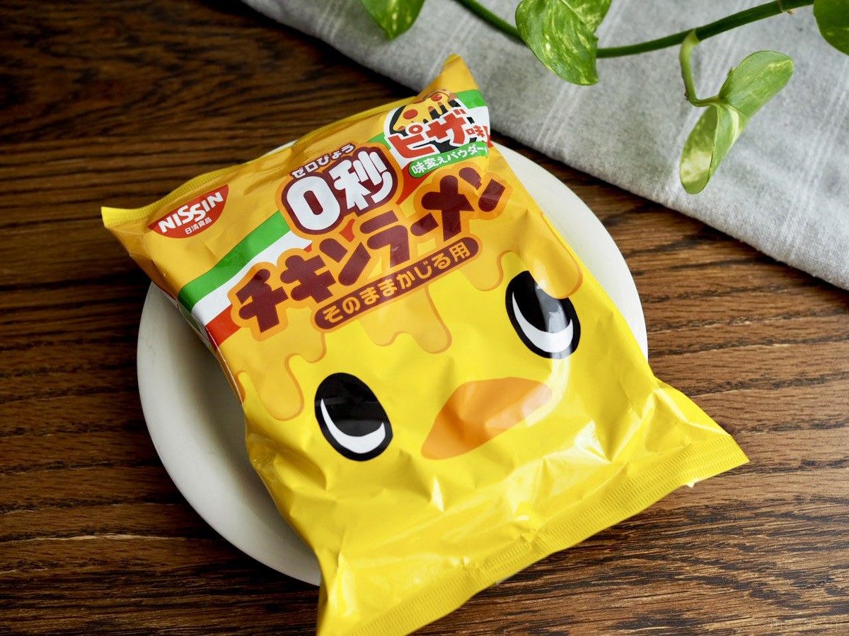 振って、砕いて、味変して。日清「0秒チキンラーメン」新作ピザ味は