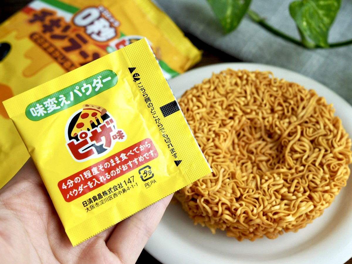振って、砕いて、味変して。日清「0秒チキンラーメン」新作ピザ味は
