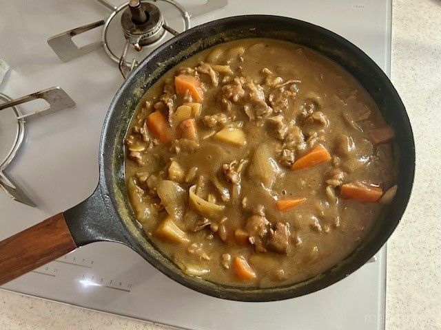 フライパンに入ったカレー