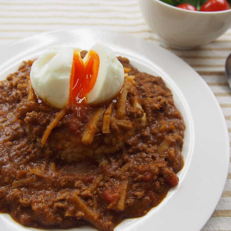 しょうが入りのカレーが白い皿に盛り付けられているところ