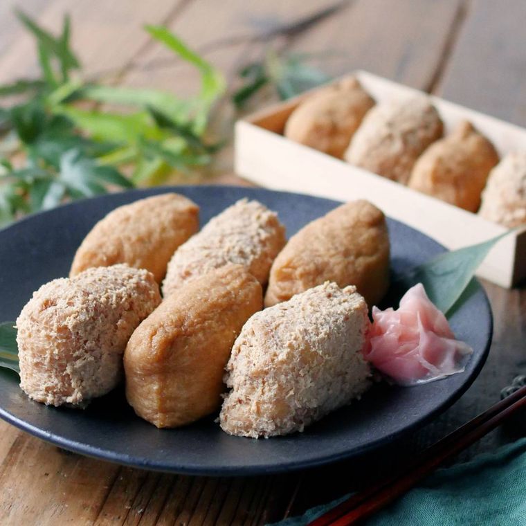 黒い皿にのったいなり寿司