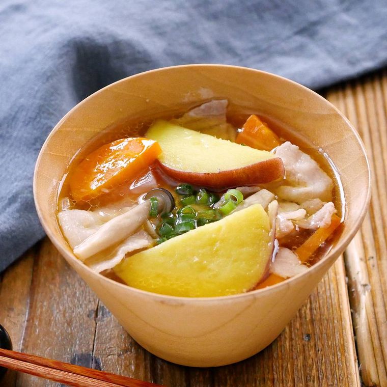 お椀に入ったさつまいもといろいろ野菜の豚汁