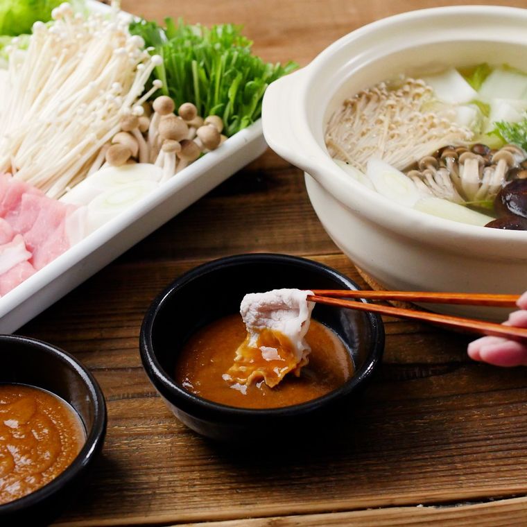 豚ロースしゃぶしゃぶ用を使った基本の豚しゃぶしゃぶを食べているところ