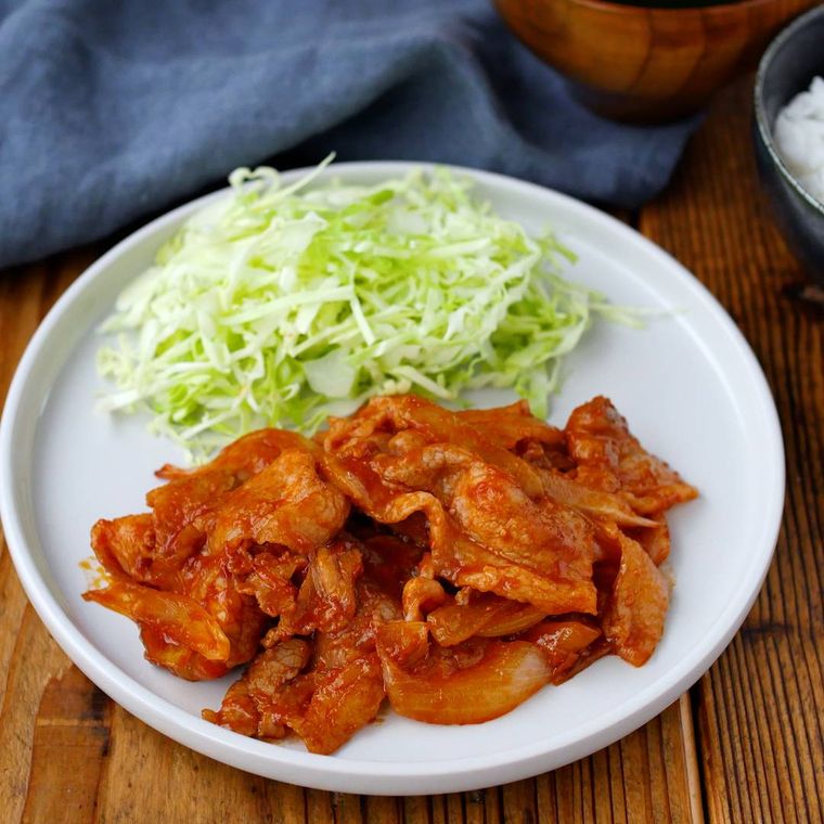 豚ロースの薄切り肉で作ったポークチャップが白い皿に盛り付けられているところ