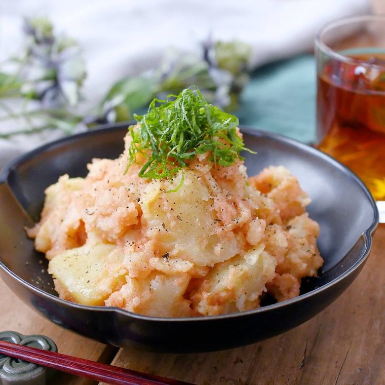 黒い器に盛り付けた明太ポテトサラダ