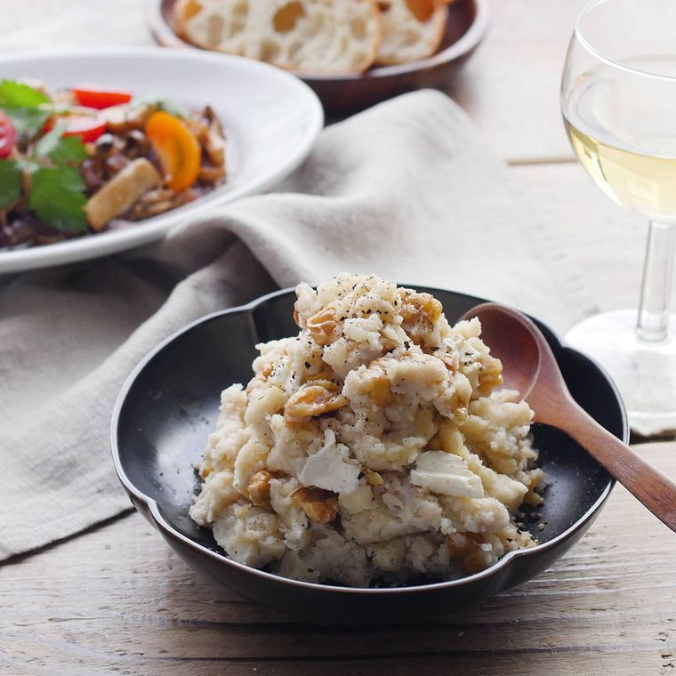 黒い器に盛り付けたクルミのポテトサラダ