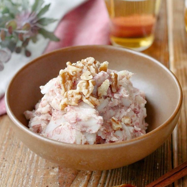 ベーシュの器に盛り付けたコンビーフポテトサラダ