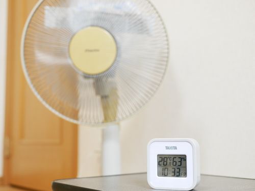 保冷剤を設置した扇風機と温度計