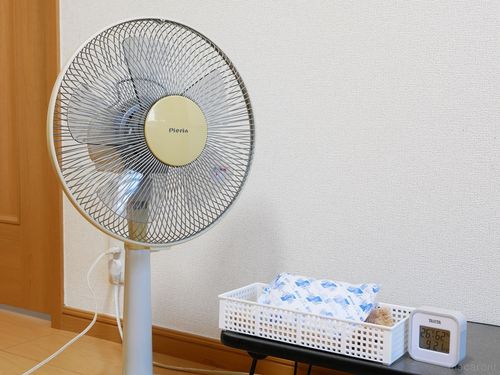 扇風機と保冷剤が入った白いかご