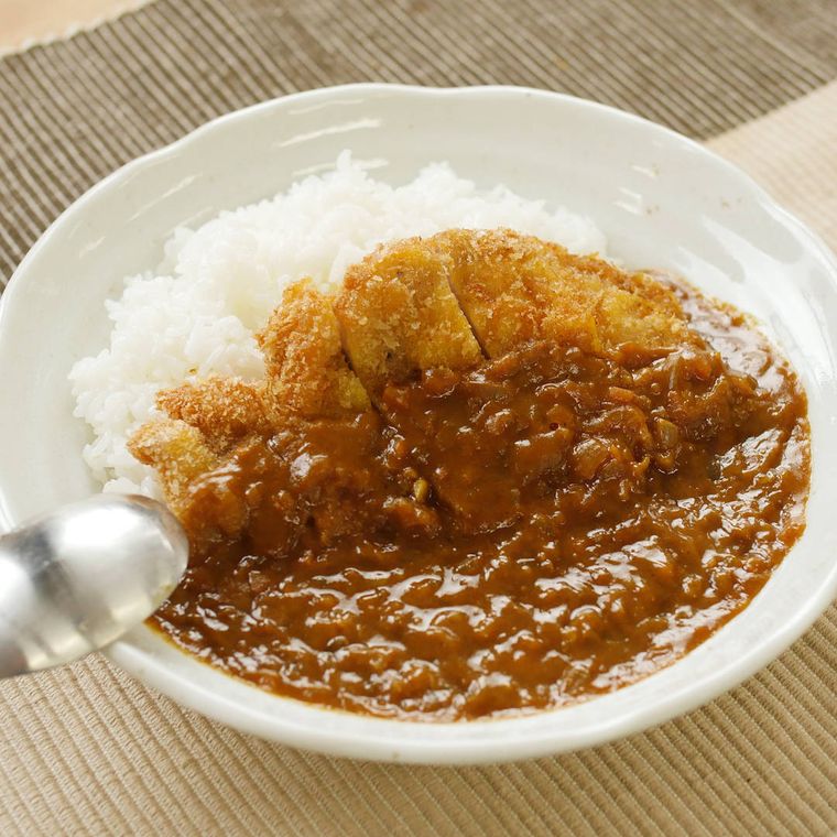 白い丸皿に盛り付けたカツカレー