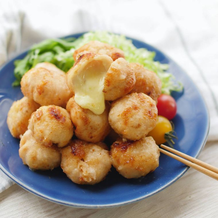 青い皿に盛られたチーズボール唐揚げと、レタス、ミニトマト