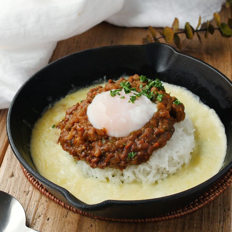 とろけるチーズの中央にドライカレーが盛られて、スキレットに入っている