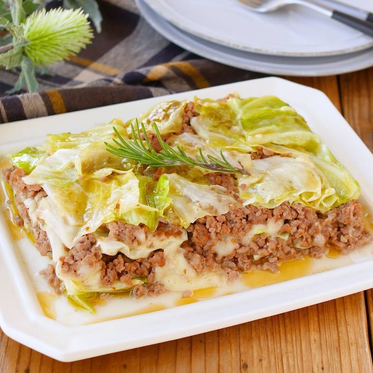 キャベツとひき肉とチーズの重ね蒸しが、四角皿に盛られている