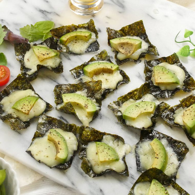 焼き海苔にとろけるチーズとアボカドをのせた磯辺焼きが並んでいる