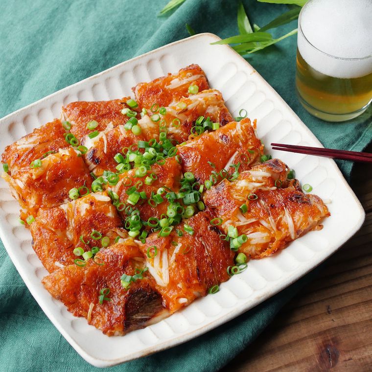 四角皿に盛られたキムチチーズもやしチヂミと、ビールグラス