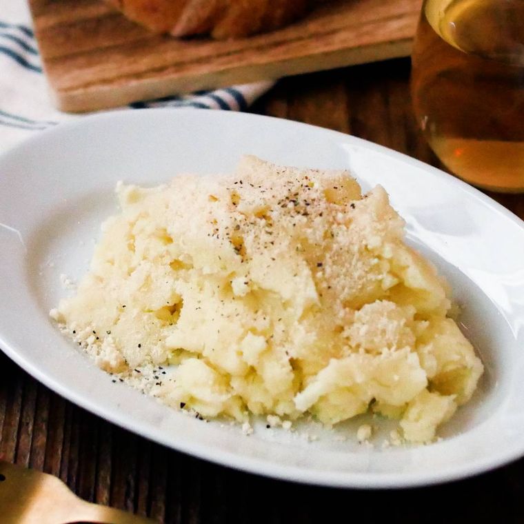 白い楕円皿に盛られたチーズマッシュポテト