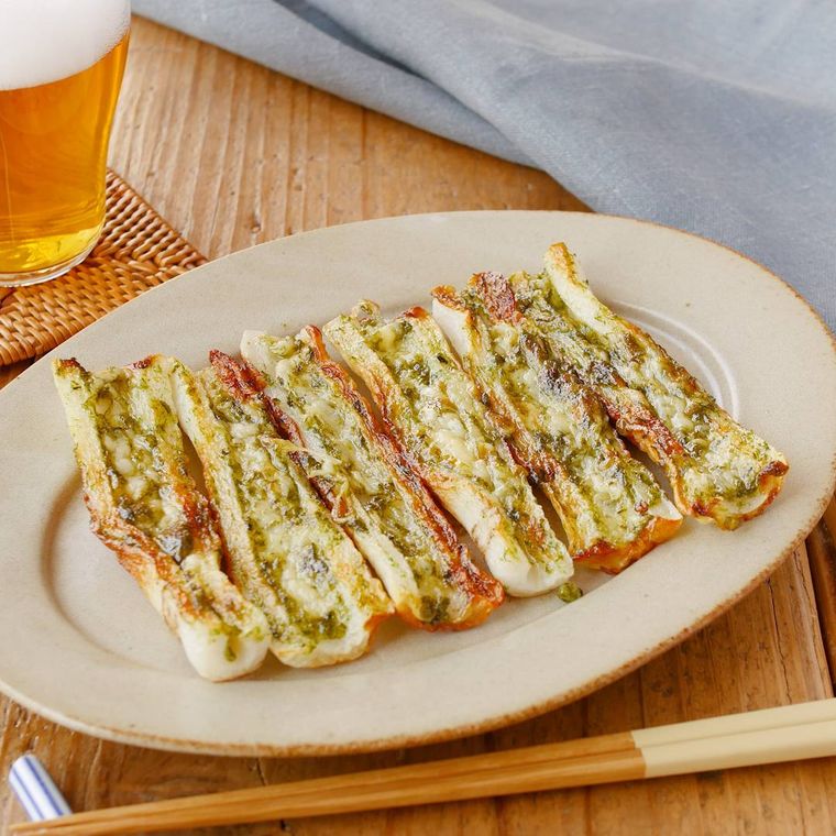 楕円皿に並んだちくわのマヨチーズ磯辺焼きとビールグラス