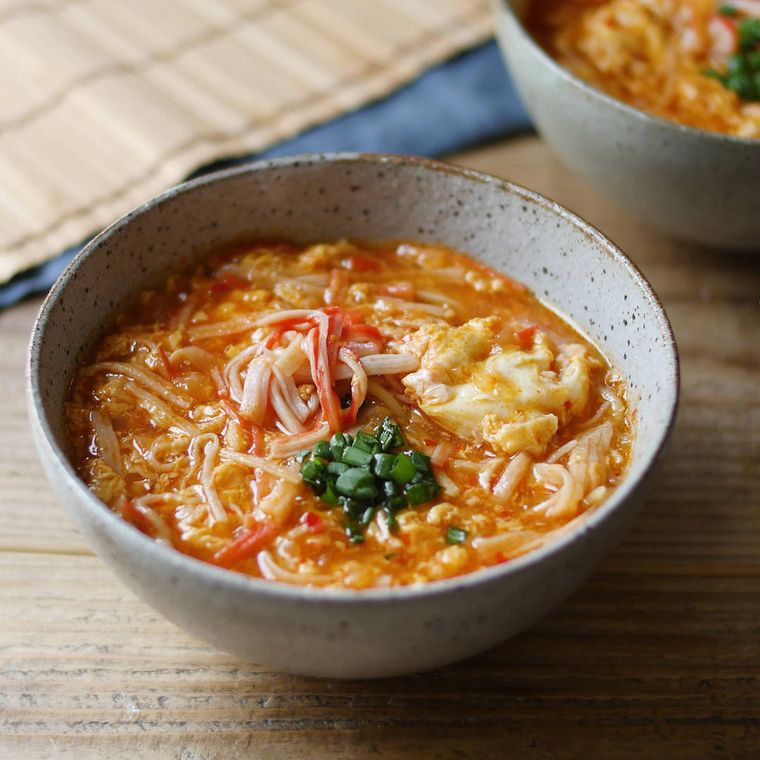 陶器の丼に入ったチリクラブ風ラーメン