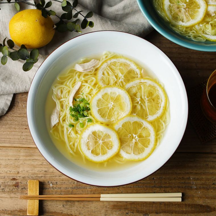 白い丼に入った鶏だしレモンラーメン
