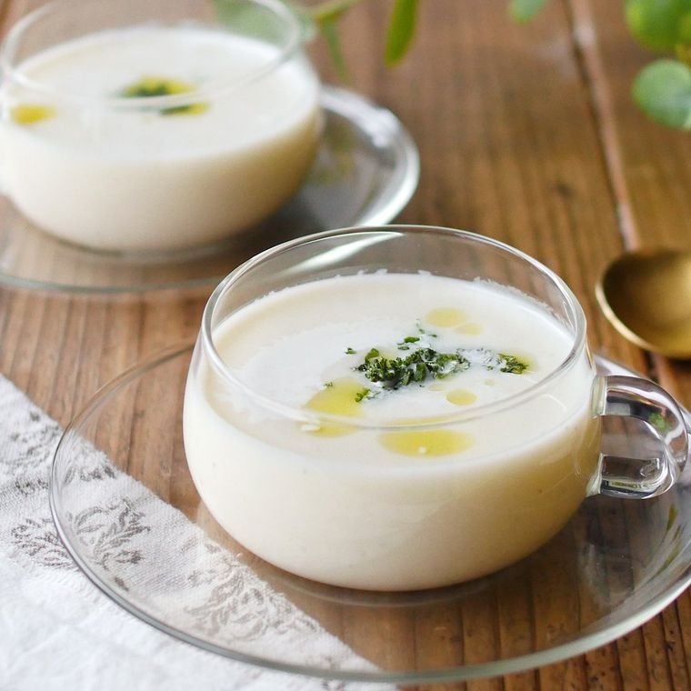 生クリームを使う濃厚なビシソワーズがスープボウルに注がれているところ