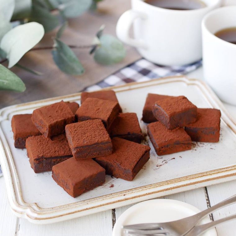 生クリームを使ったレンジで作った生チョコレートがカットされているところ