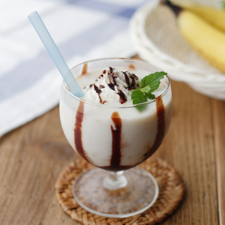 生クリームを使うチョコバナナジュースがガラスのコップに盛り付けられているところ