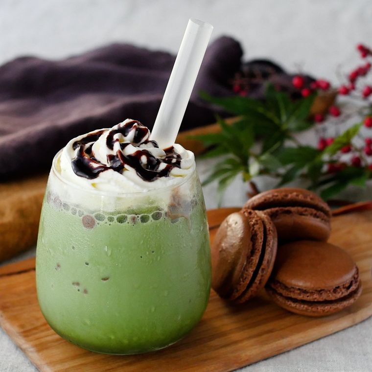 生クリームを使うチョコチップ抹茶シェイクがグラスに入っているところ