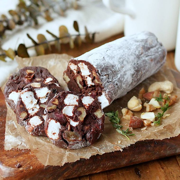 生クリームを使うチョコサラミがスライスされてカッティングボードに並んでいるところ