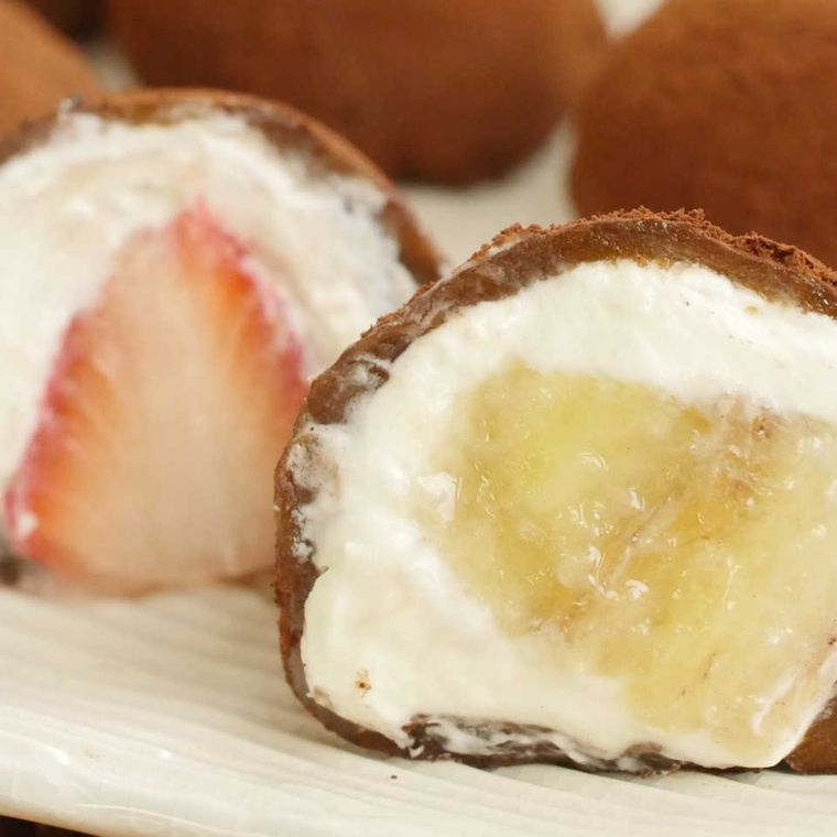 生クリームを使うフルーツティラミス大福がひと口サイズにカットされているところ