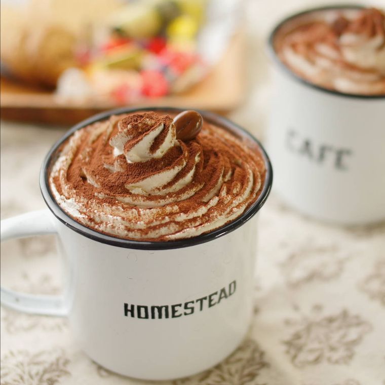 生クリームを使ったホットティラミスラテがマグカップに盛り付けられているところ