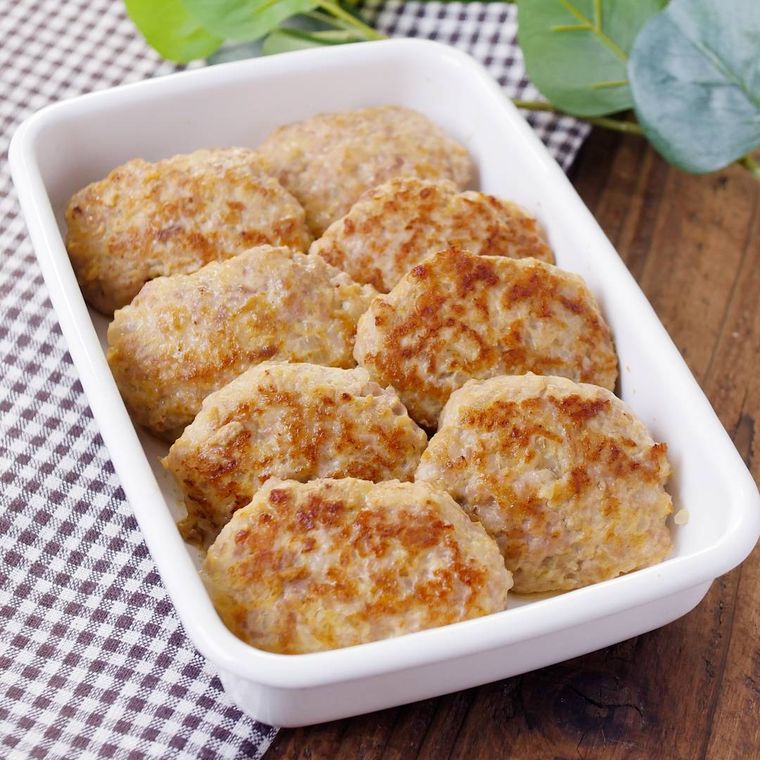 保存容器に並んだ豚こま肉のハンバーグ