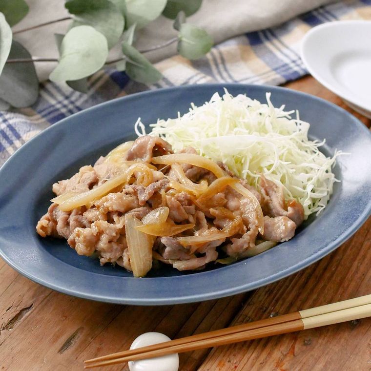 青い器に盛り付けられた豚こま肉のしょうが焼き