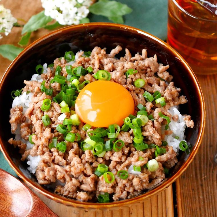 器に盛り付けられた豚そぼろ丼