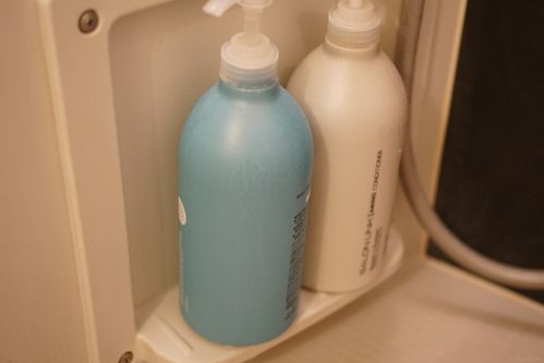 シャンプーを棚に置いている