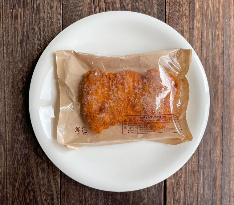 お皿に盛り付けたローソンLチキ