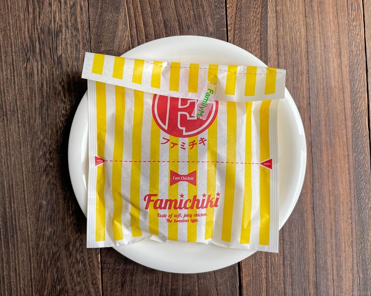 お皿に盛り付けたファミリーマートファミチキ